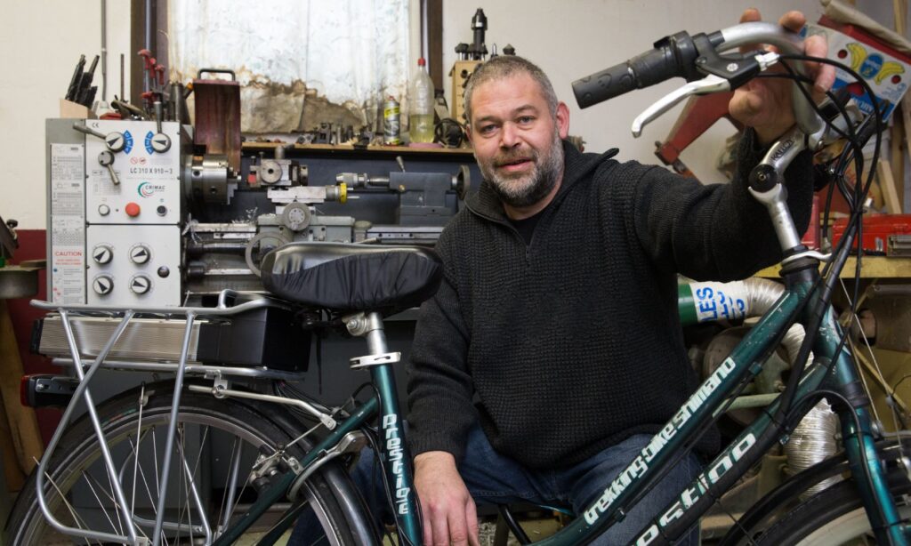 Wim Vervaele bouwt elke dag aan zijn missie om iedereen op de fiets te krijgen. Hij bouwt fietsen om tot elektrische exemplaren met alle nodige aanpassingen.